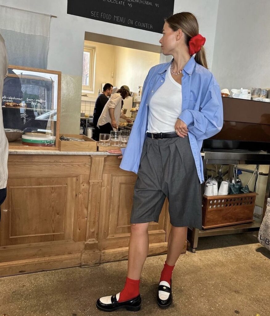 Meia colorida à mostra vira tendência no styling