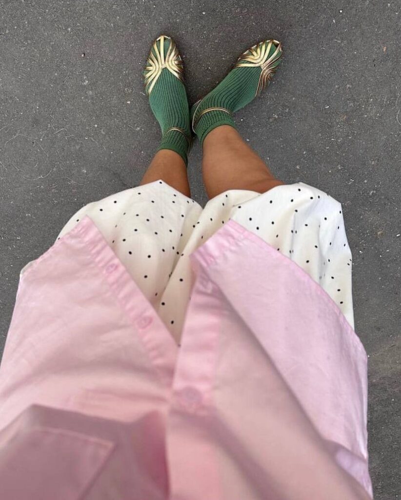 Meia colorida à mostra vira tendência no styling