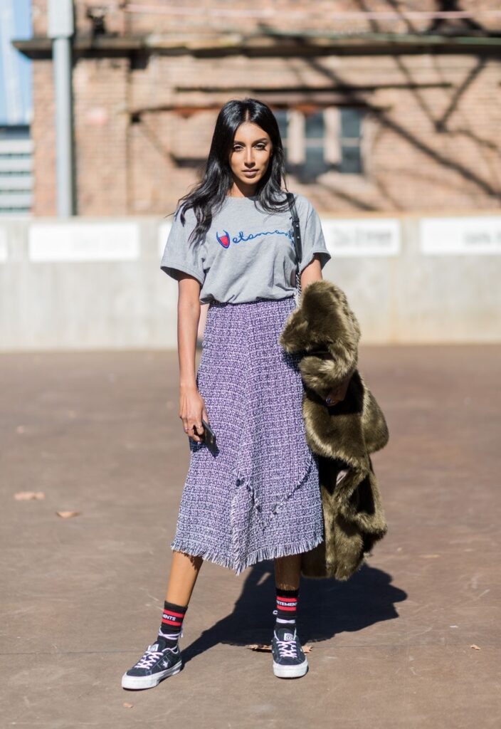 Meia colorida à mostra vira tendência no styling