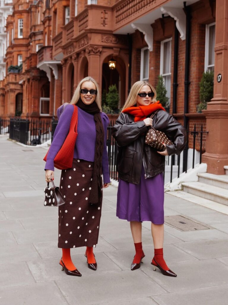 Meia colorida à mostra vira tendência no styling