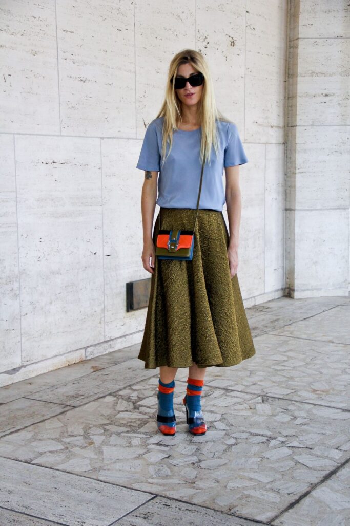 Meia colorida à mostra vira tendência no styling