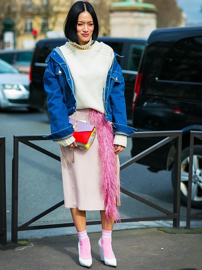 Meia colorida à mostra vira tendência no styling