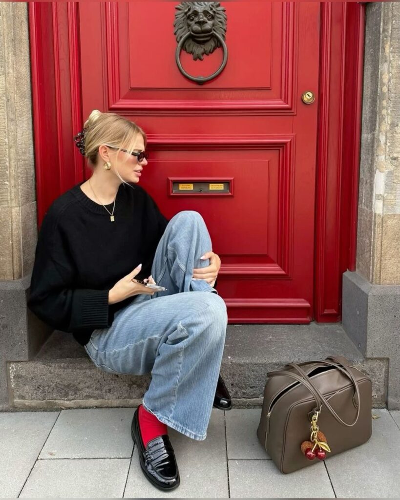 Meia colorida à mostra vira tendência no styling