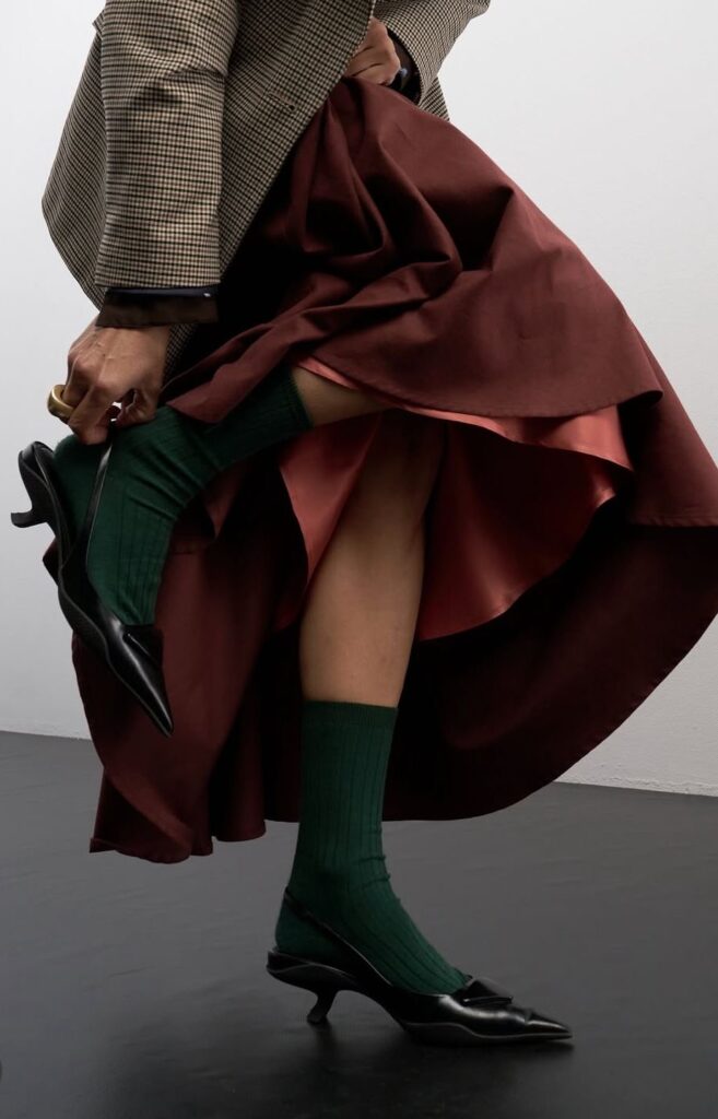 Meia colorida à mostra vira tendência no styling