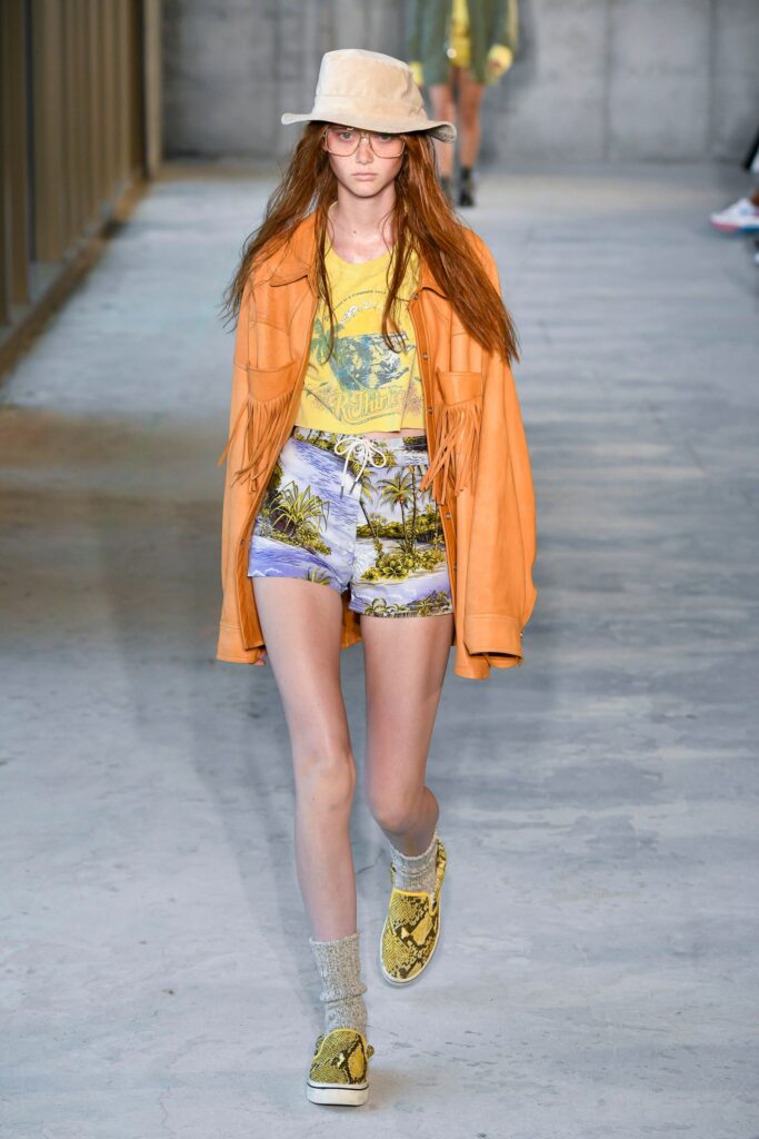 Tendência estampa surf Y2K está dominando a estética atual