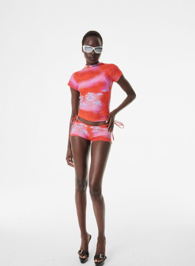 Tendência estampa surf Y2K está dominando a estética atual