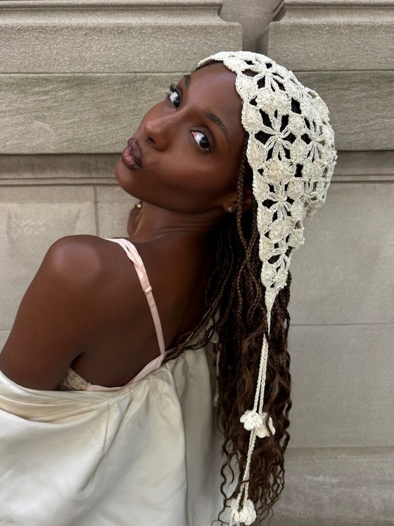 Tendência: Crochê Headpieces dominam o street style