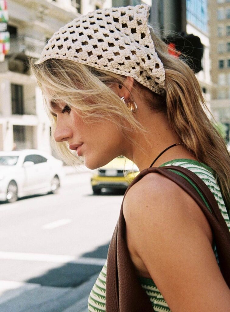 Tendência: Crochê Headpieces dominam o street style