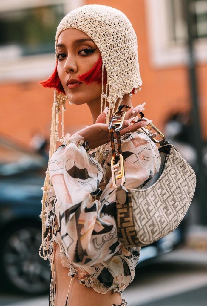 Tendência: Crochê Headpieces dominam o street style