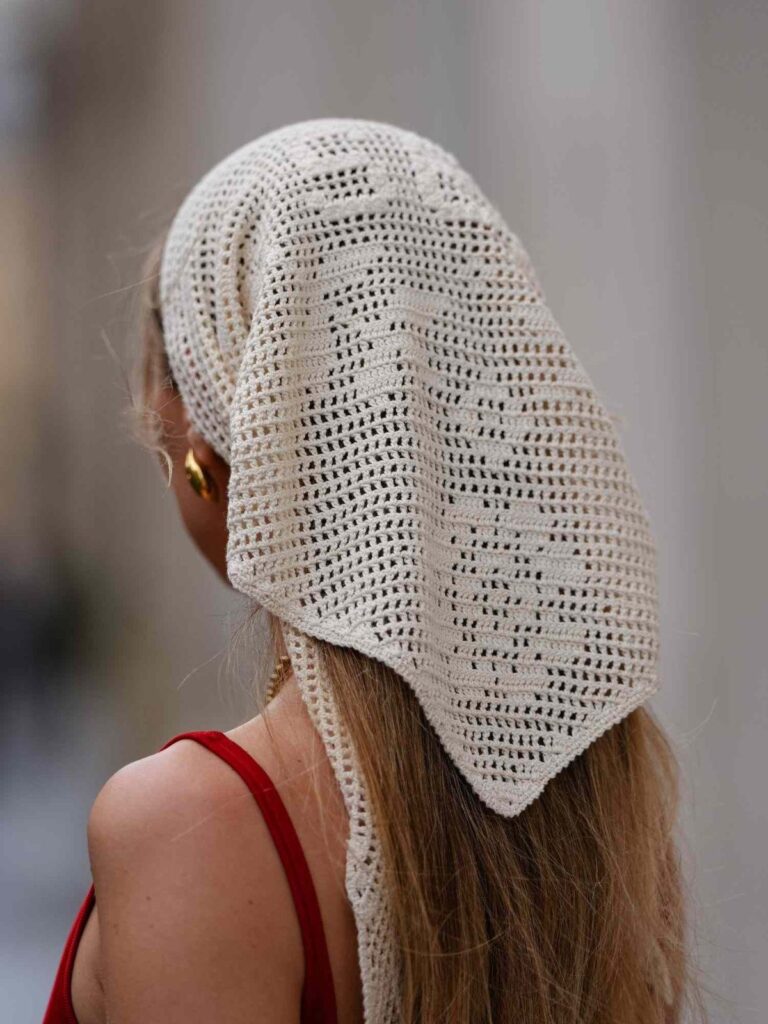 Tendência: Crochê Headpieces dominam o street style