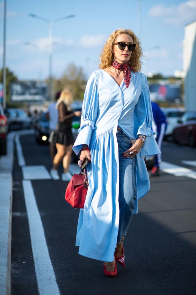 como usar chemise no dia a dia, o que é chemise, diferença entre camisa e chemise, em que ocasião usar chemise, significado de chemise, chemise como vestido, chemise no trabalho, chemise street style, chemise feminina tendência, look com chemise aberta, chemise com cinto, chemise listrada, chemise minimalista, chemise elegante, peça versátil moda