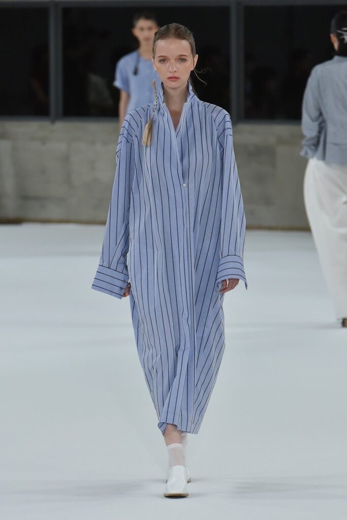 como usar chemise no dia a dia, o que é chemise, diferença entre camisa e chemise, em que ocasião usar chemise, significado de chemise, chemise como vestido, chemise no trabalho, chemise street style, chemise feminina tendência, look com chemise aberta, chemise com cinto, chemise listrada, chemise minimalista, chemise elegante, peça versátil moda