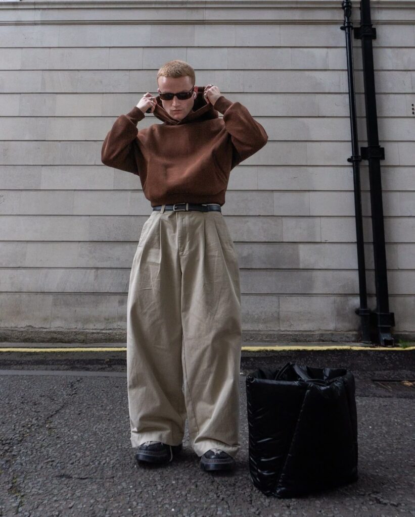 Como usar calça oversized: a tendência que tomou o street style