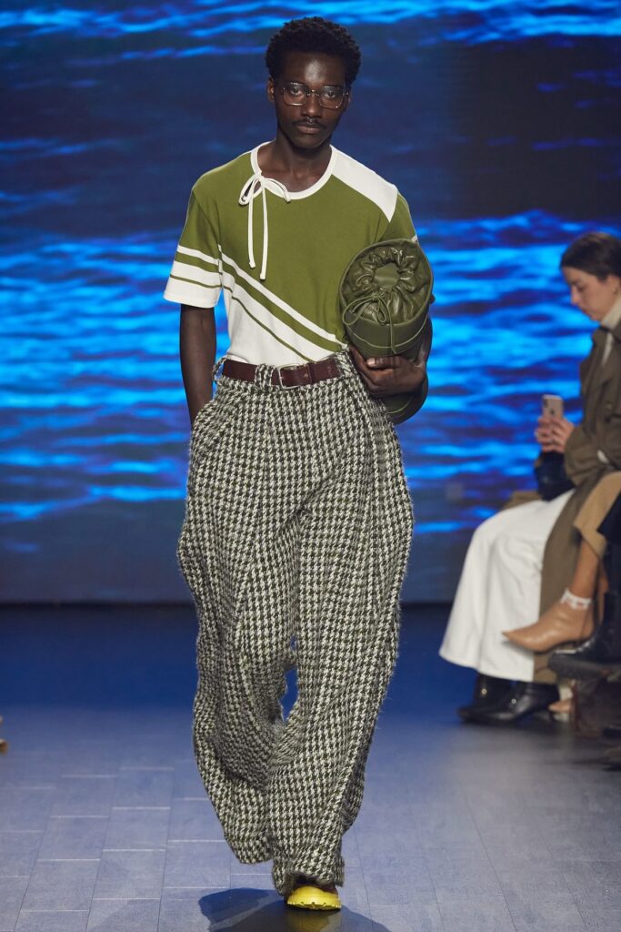 Como usar calça oversized: a tendência que tomou o street style