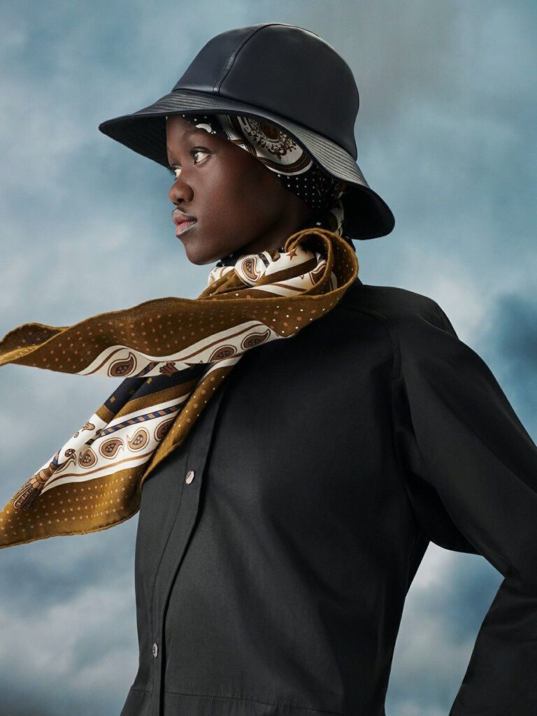 Como usar lenço no pescoço: o detalhe que transforma o look