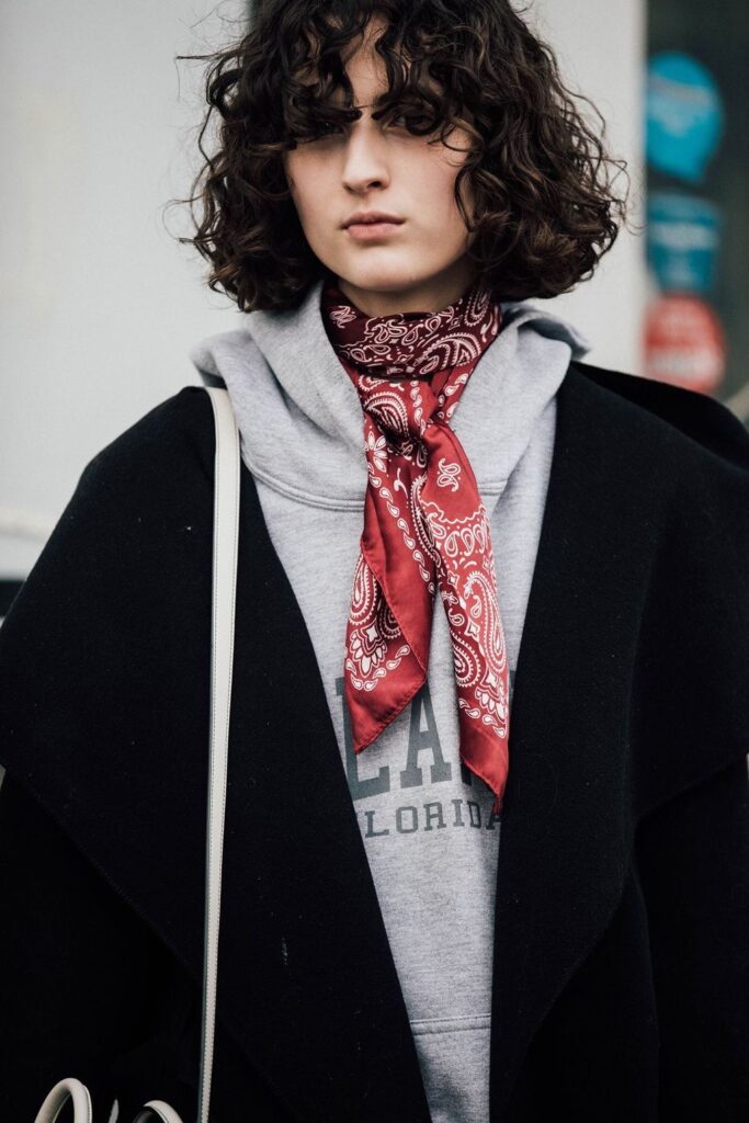 Como usar lenço no pescoço: o detalhe que transforma o look