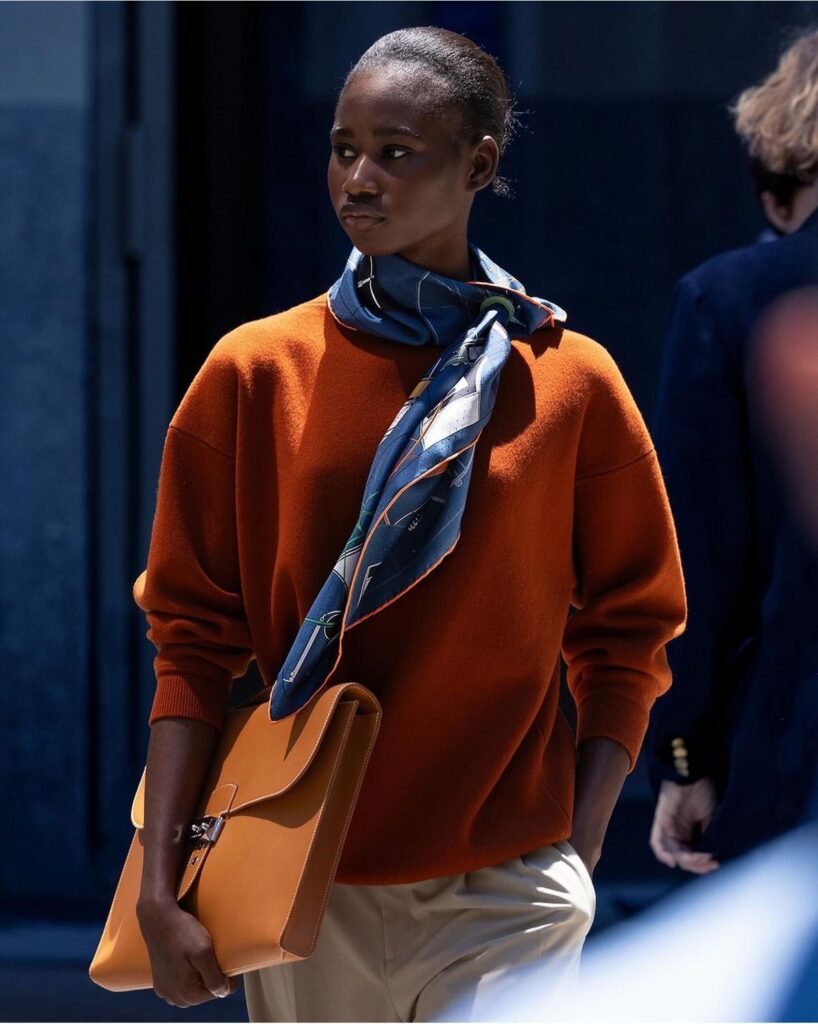 Como usar lenço no pescoço: o detalhe que transforma o look