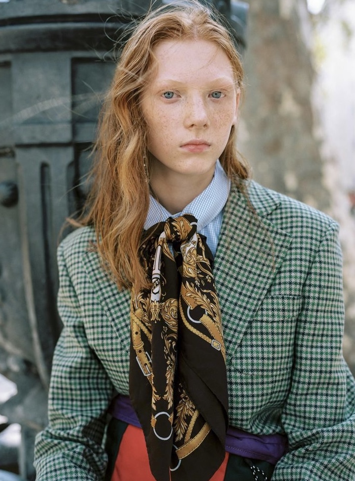 Como usar lenço no pescoço: o detalhe que transforma o look