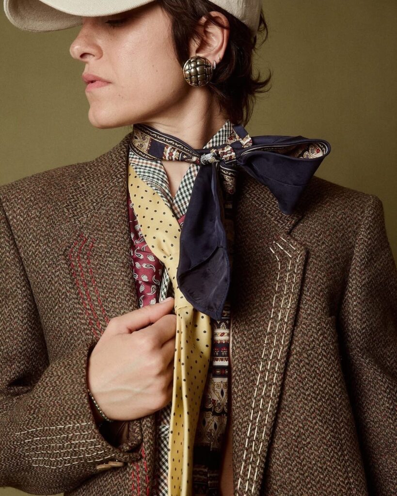 Como usar lenço no pescoço: o detalhe que transforma o look