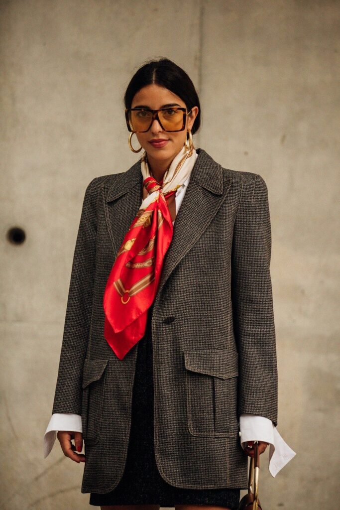 Como usar lenço no pescoço: o detalhe que transforma o look
