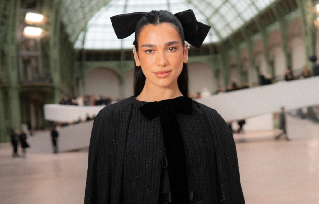 Clube do Livro da Dua Lipa chega a Paris em 2026