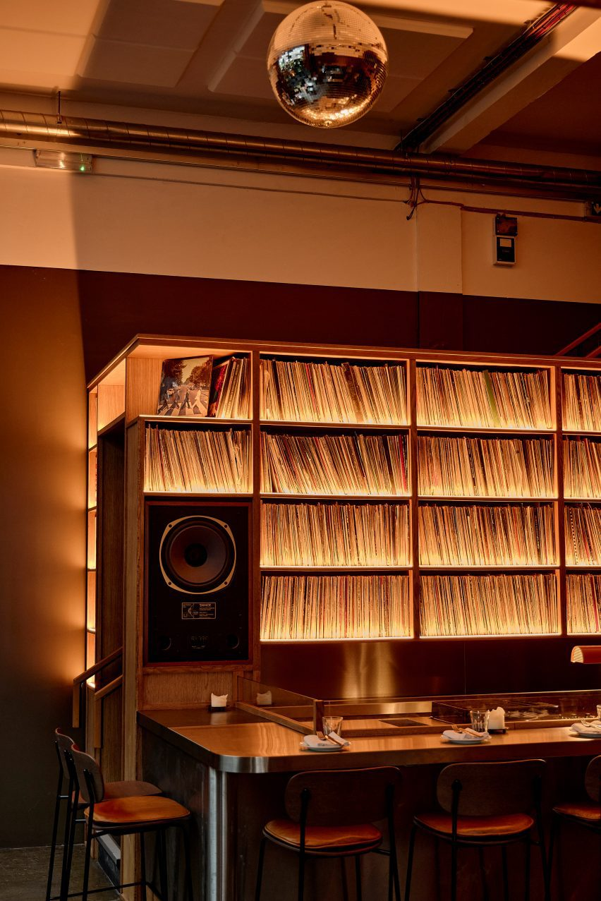 Bambi London Fields amplia listening bar em Hackney