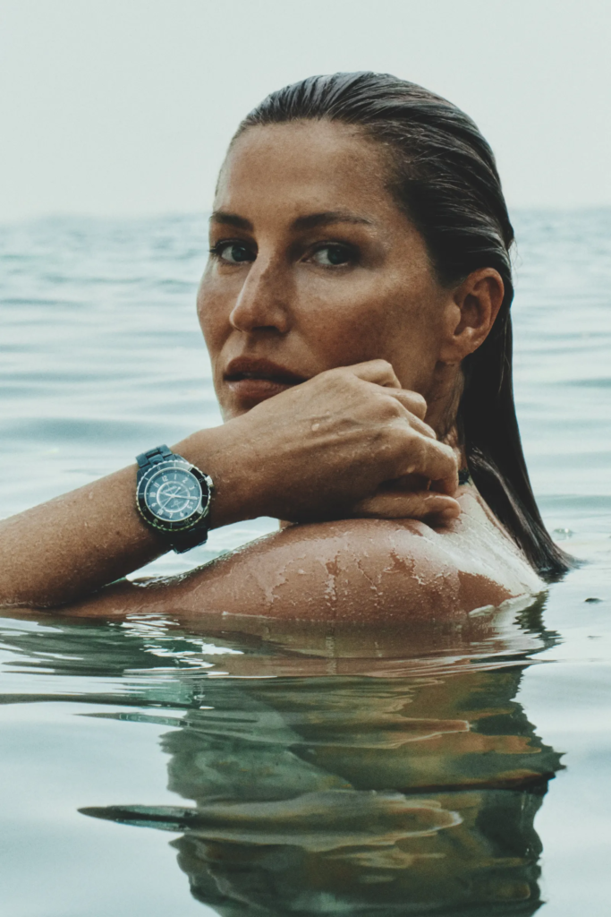 Chanel J12 lança campanha com Gisele Bündchen