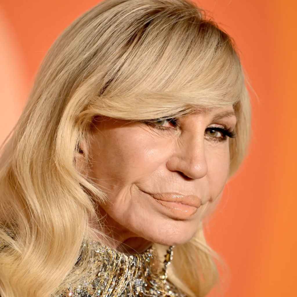 Gianni Versace e Azzedine Alaïa foram contemporâneos e protagonistas da moda dos anos 1980 e 1990, ambos conhecidos por valorizar o corpo feminino por meio de criações esculturais e sensuais. De forma simbólica, Pieter Mulier recebeu recentemente o prêmio de Designer Internacional do Ano do CFDA das mãos de Naomi Campbell, uma grande modelo na história das duas maisons.