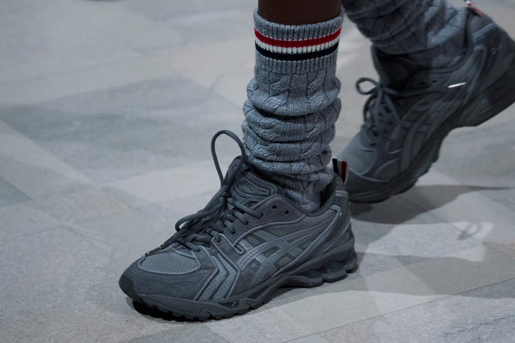 Thom Browne x ASICS reinventa o tênis GEL-KAYANO 14 em nova collab