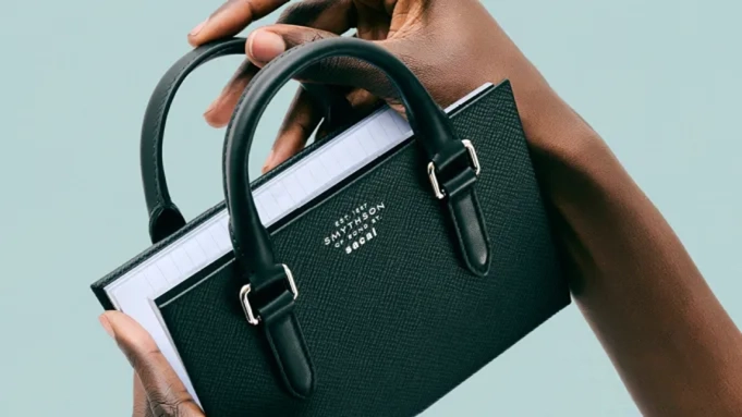 Sacai x Smythson reinventa Clássicas Bolsas de Viagem em Versão Mini