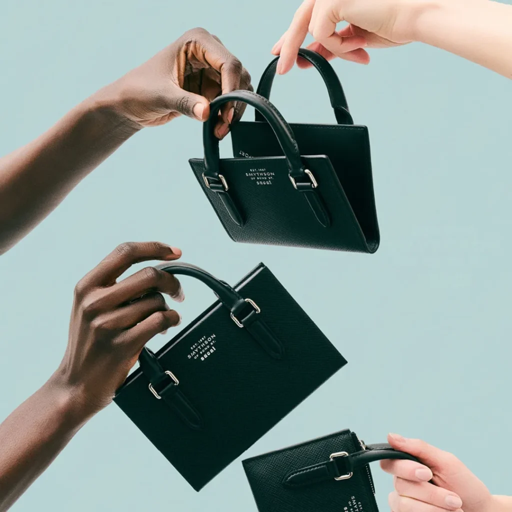 Sacai x Smythson reinventa Clássicas Bolsas de Viagem em Versão Mini