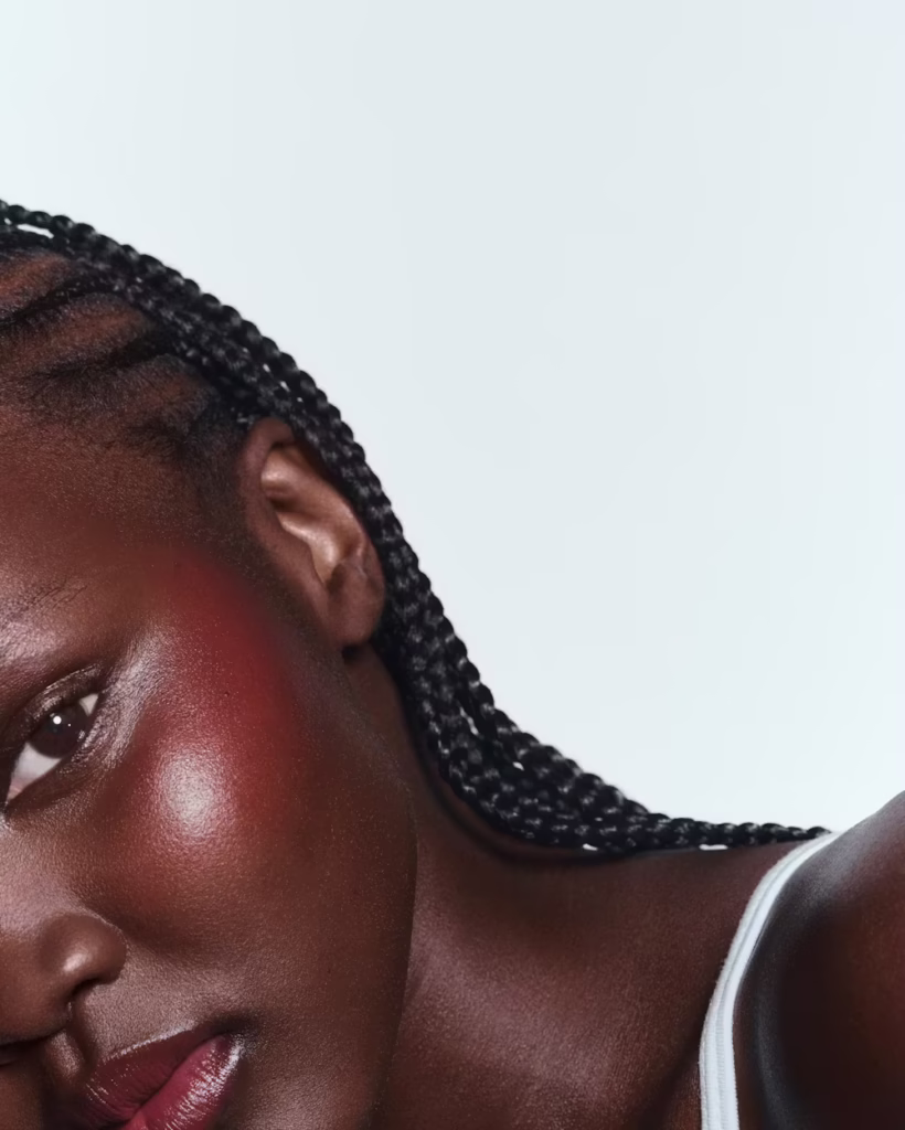 Novos lançamentos da Rhode ganham campanha com Sarah Pidgeon