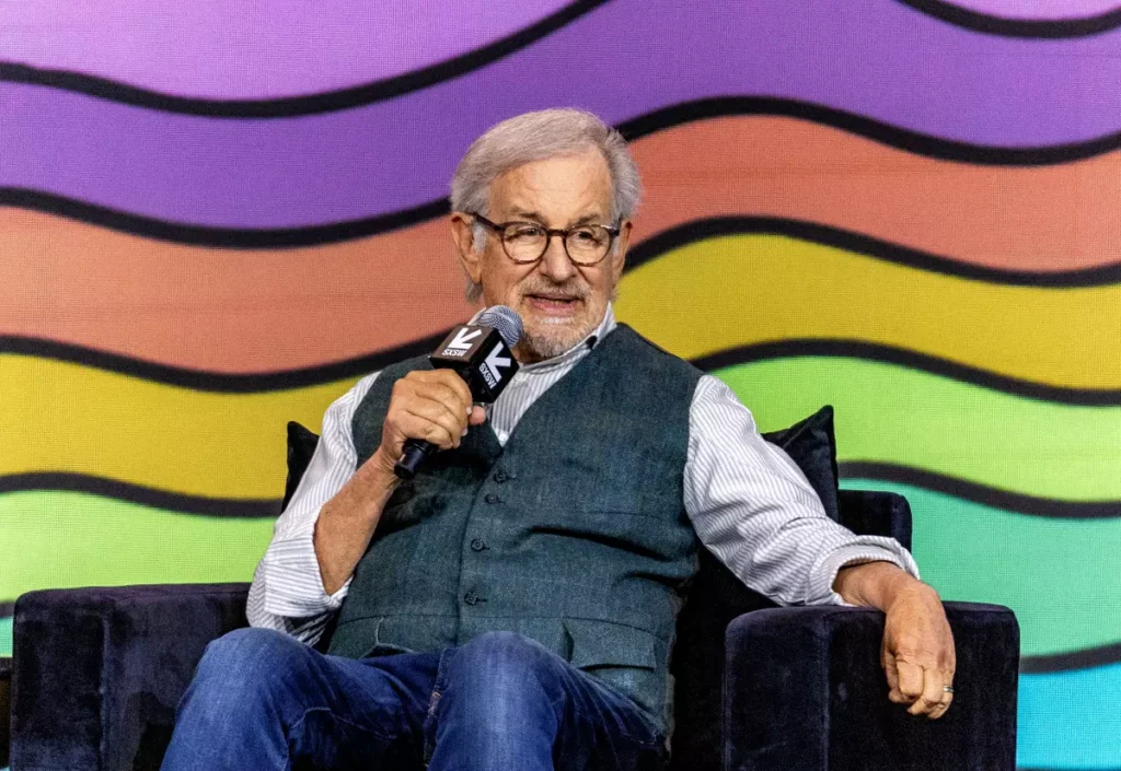 Steven Spielberg critica streaming e reforça cinema coletivo