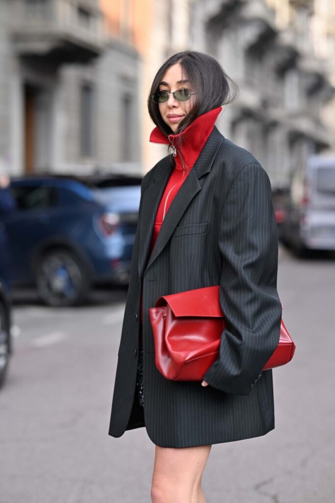 Estampa risca de giz volta como aposta sofisticada para o street style