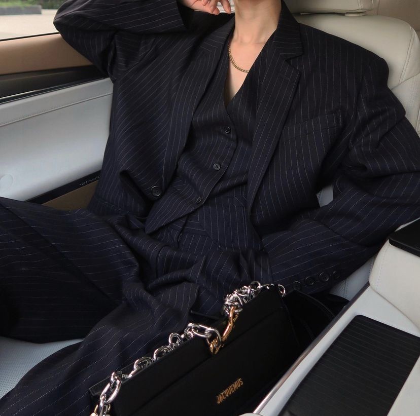 Estampa risca de giz volta como aposta sofisticada para o street style