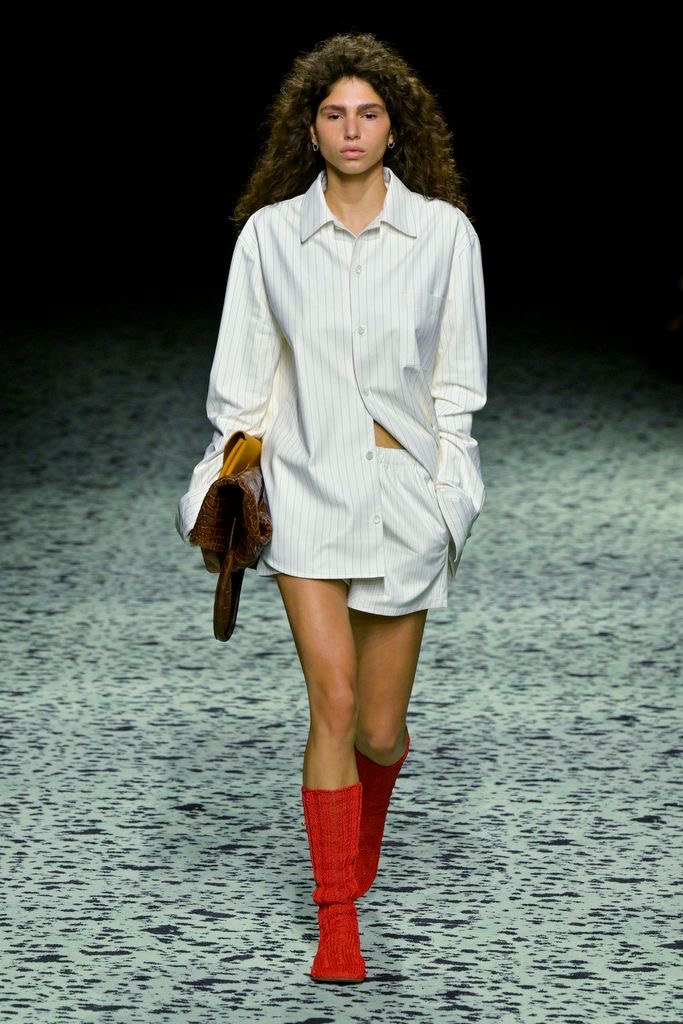 Estampa risca de giz volta como aposta sofisticada para o street style