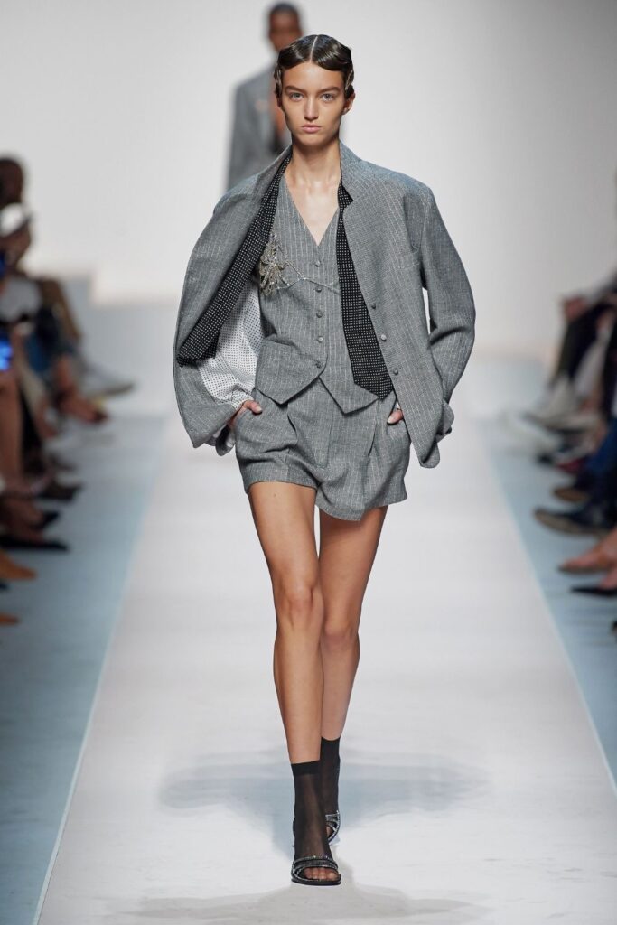 Estampa risca de giz volta como aposta sofisticada para o street style