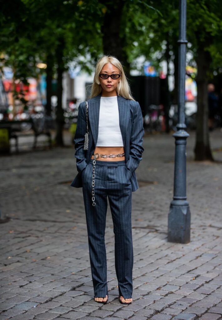 Estampa risca de giz volta como aposta sofisticada para o street style