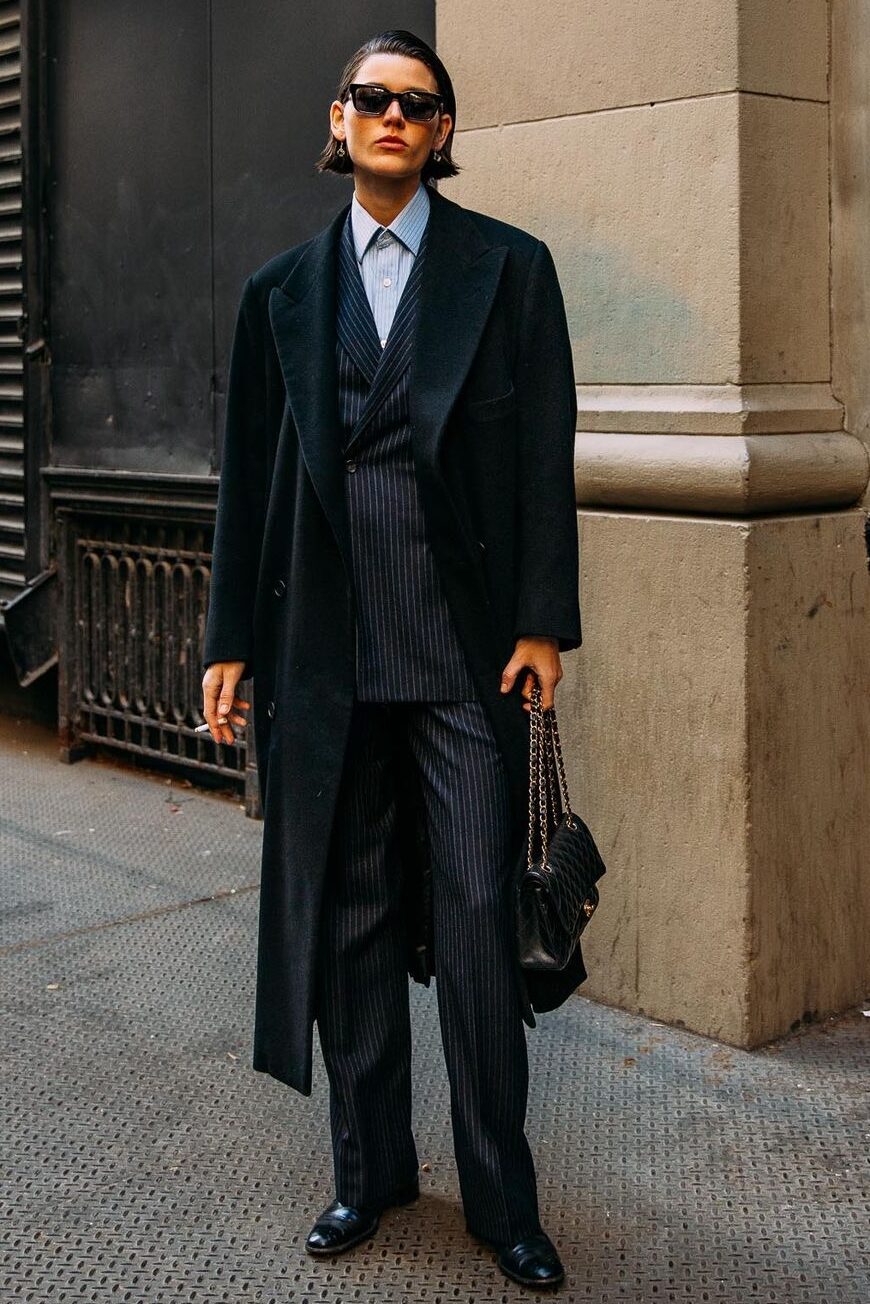 Estampa risca de giz volta como aposta sofisticada para o street style