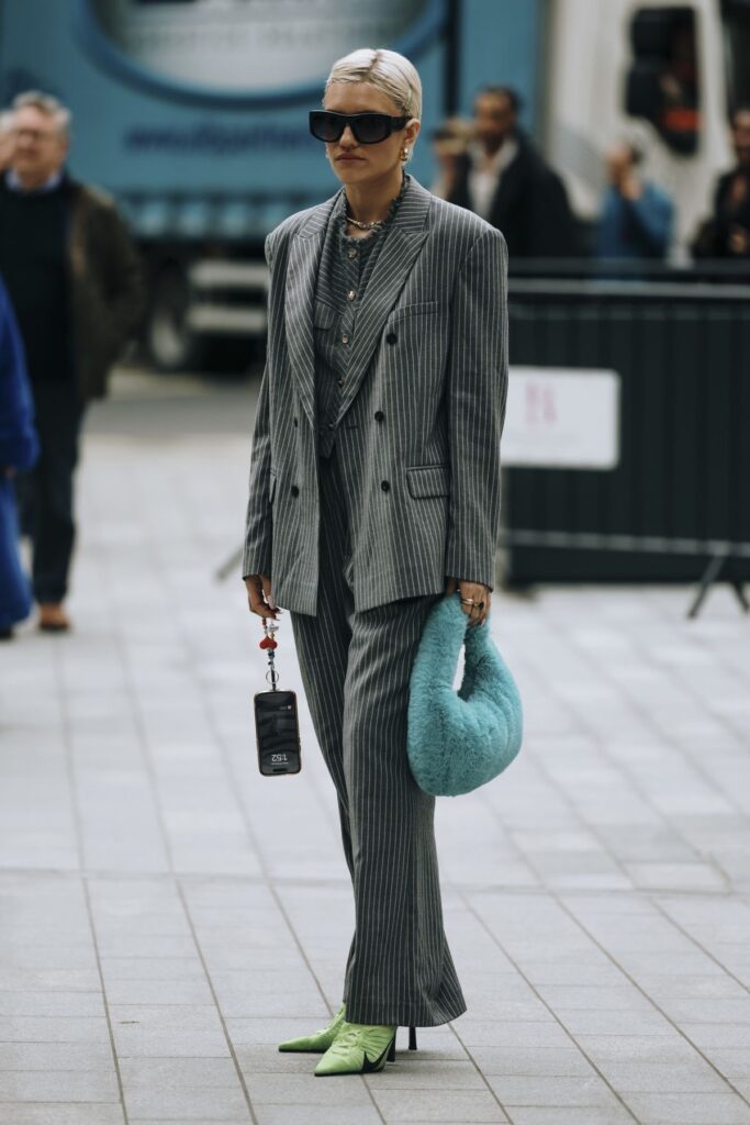 Estampa risca de giz volta como aposta sofisticada para o street style