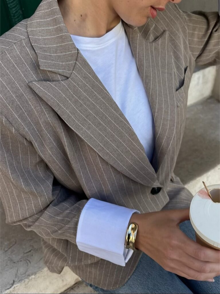 Estampa risca de giz volta como aposta sofisticada para o street style