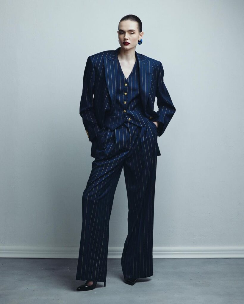 Estampa risca de giz volta como aposta sofisticada para o street style