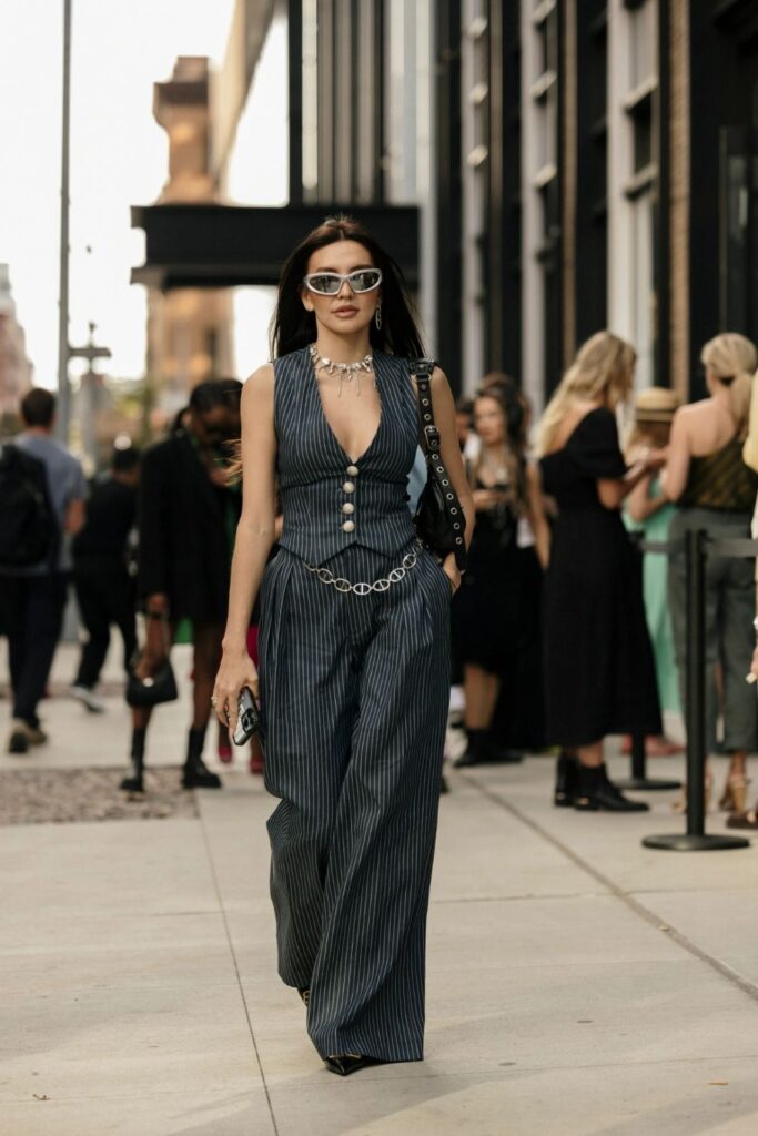 Estampa risca de giz volta como aposta sofisticada para o street style