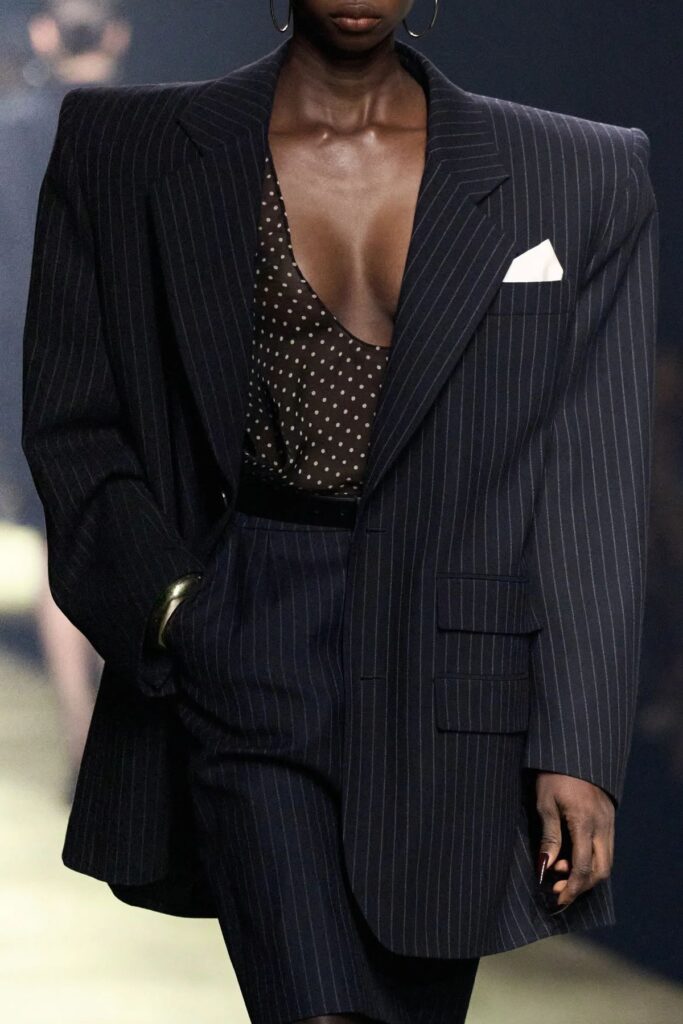 Estampa risca de giz volta como aposta sofisticada para o street style