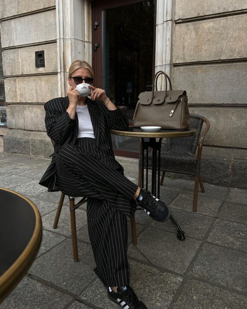 Estampa risca de giz volta como aposta sofisticada para o street style