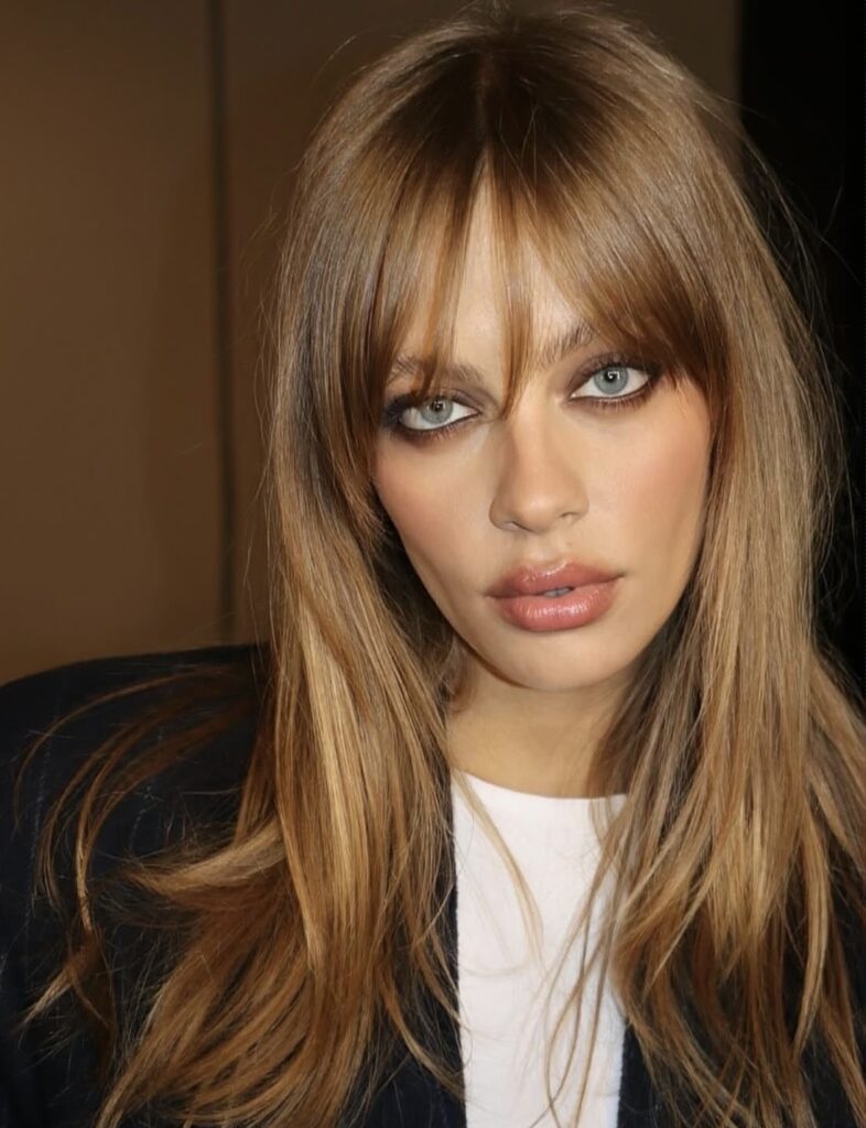 Cabelo loiro mel volta como tendência sofisticada