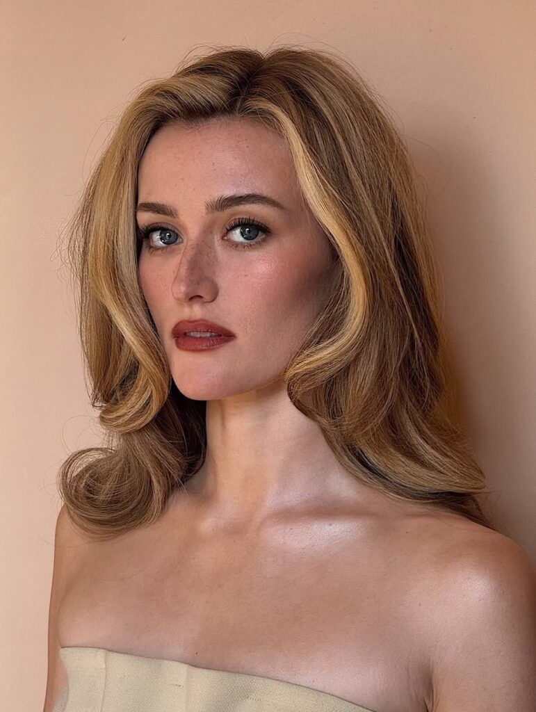 Cabelo loiro mel volta como tendência sofisticada