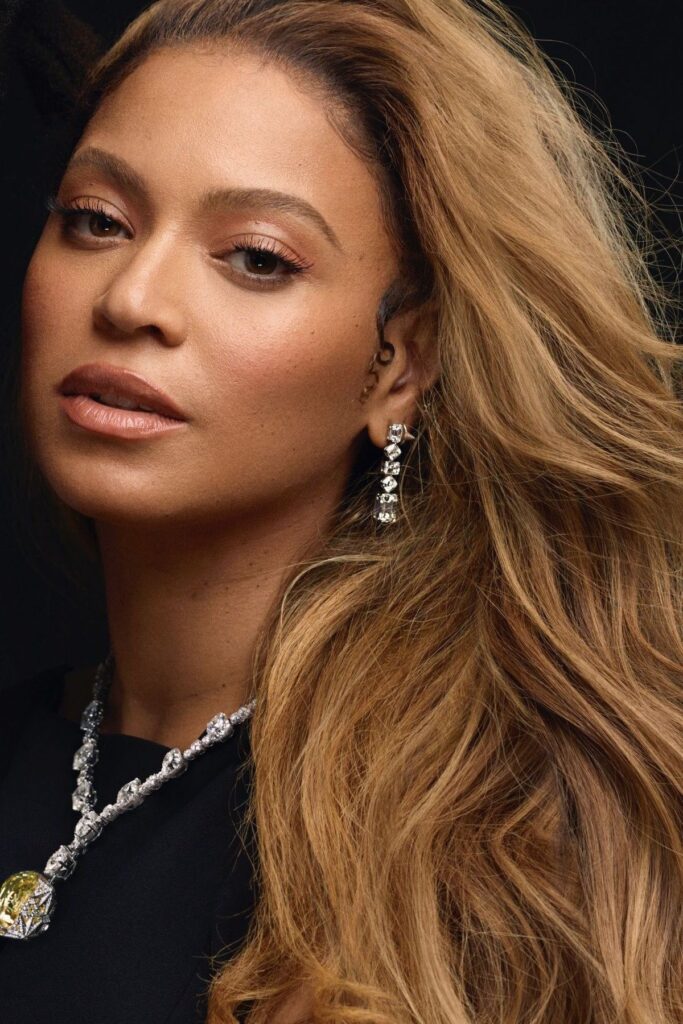 Cabelo loiro mel volta como tendência sofisticada