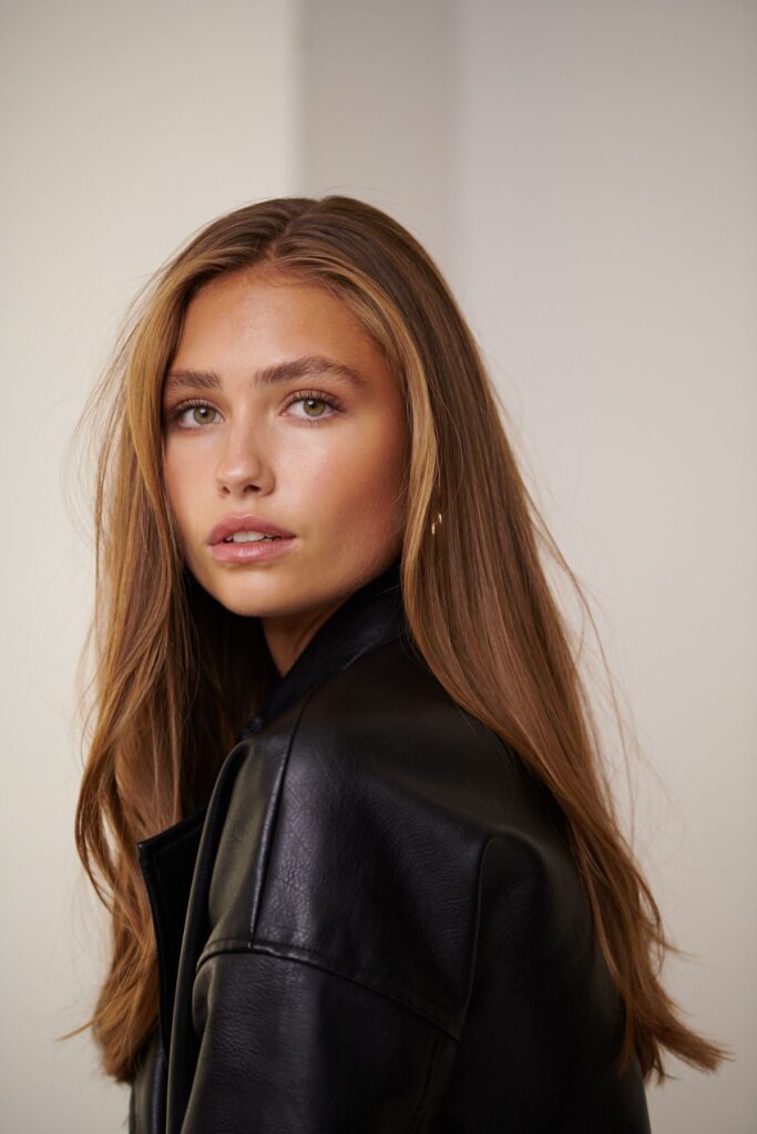 Cabelo loiro mel volta como tendência sofisticada