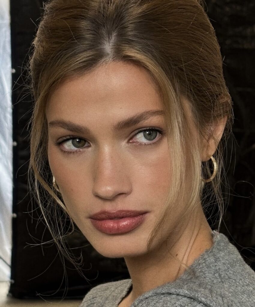 Cabelo loiro mel volta como tendência sofisticada